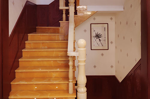 南开乡中式别墅室内汉白玉石楼梯的定制安装装饰效果